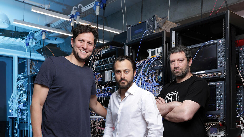 מוסף עצמאות 30.4.25 מייסדי Quantum Machines מימין ד"ר ניסים אופק ד"ר איתמר סיון וד"ר יונתן כהן