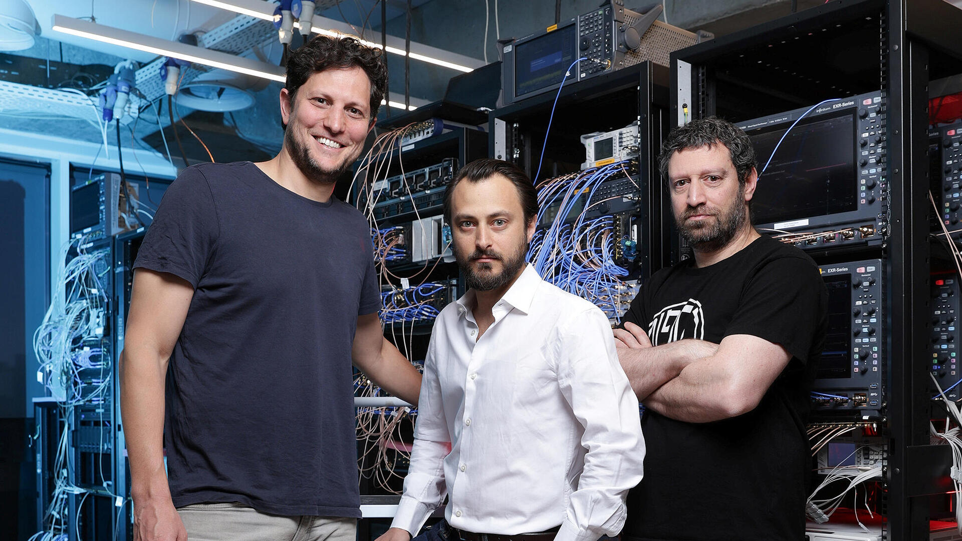 מוסף עצמאות 30.4.25 מייסדי Quantum Machines מימין ד"ר ניסים אופק ד"ר איתמר סיון וד"ר יונתן כהן