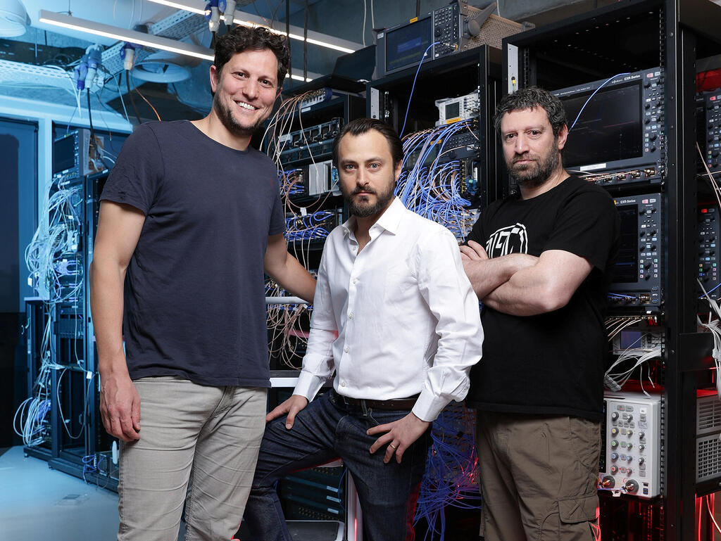 מוסף עצמאות 30.4.25 מייסדי Quantum Machines מימין ד"ר ניסים אופק ד"ר איתמר סיון וד"ר יונתן כהן