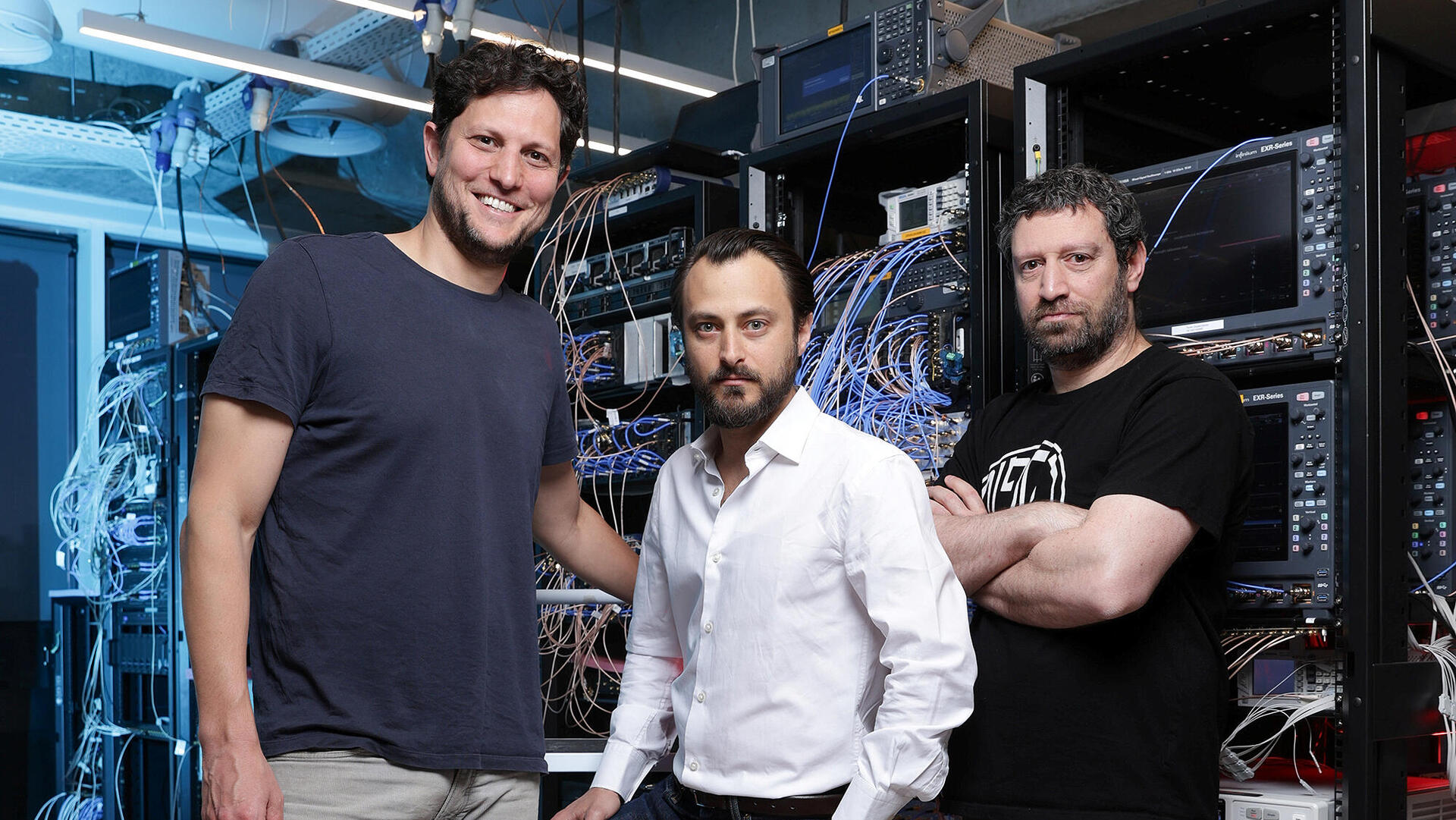 מוסף עצמאות 30.4.25 מייסדי Quantum Machines מימין ד"ר ניסים אופק ד"ר איתמר סיון וד"ר יונתן כהן