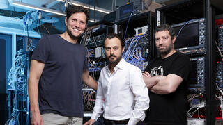 מוסף עצמאות 30.4.25 מייסדי Quantum Machines מימין ד"ר ניסים אופק ד"ר איתמר סיון וד"ר יונתן כהן