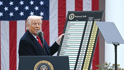 Donald Trump presents the tariffs. Donald Trump presents the tariffs.