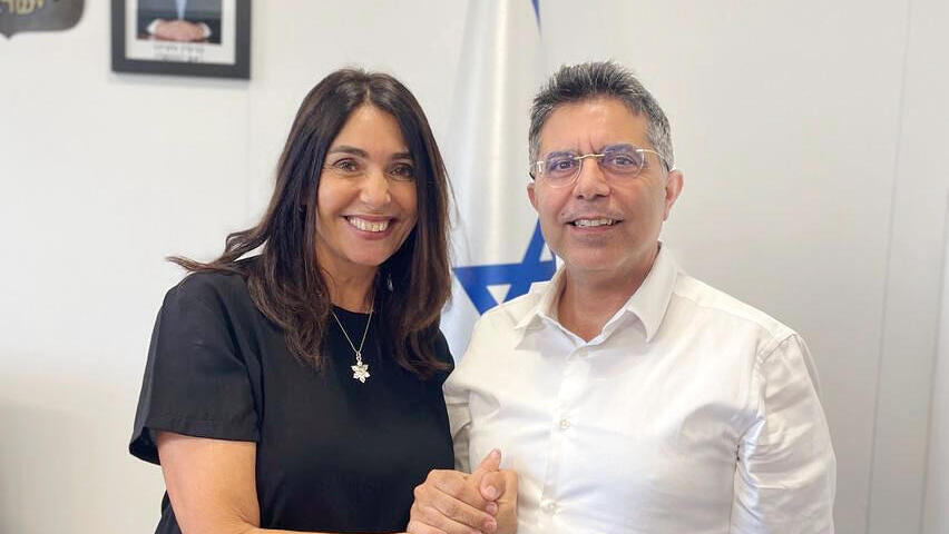 אבנר פלור (מימין) ומירי רגב (צילום: דוברות משרד התחבורה) ראש מינהל התשתיות במשרד התחבורה אבנר פלור ושרת התחבורה מירי רגב