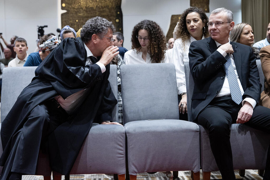 מימין יריב לוין שר המשפטים יצחק עמית שופט נשיא בית המשפט העליון טקס השבעה של שלושים וחמישה שופטים חדשים  בית הנשיא ב ירושלים