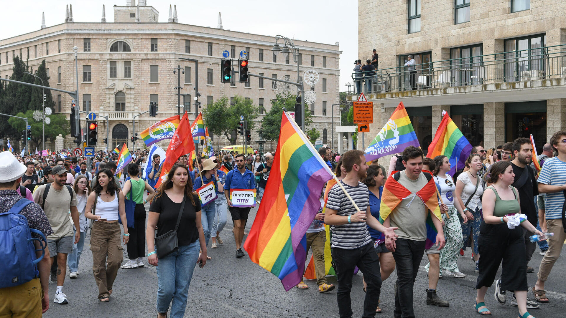 מצעד הגאווה בירושלים. אבותיי חלמו על העיר, אני חי בה. איני בוגד במסורת שלהם — אני מגשים אותה