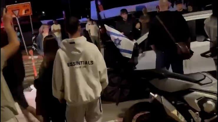 תוקפים מתפללים בבית כנסת רפורמי ב רעננה בטקס יום הזיכרון