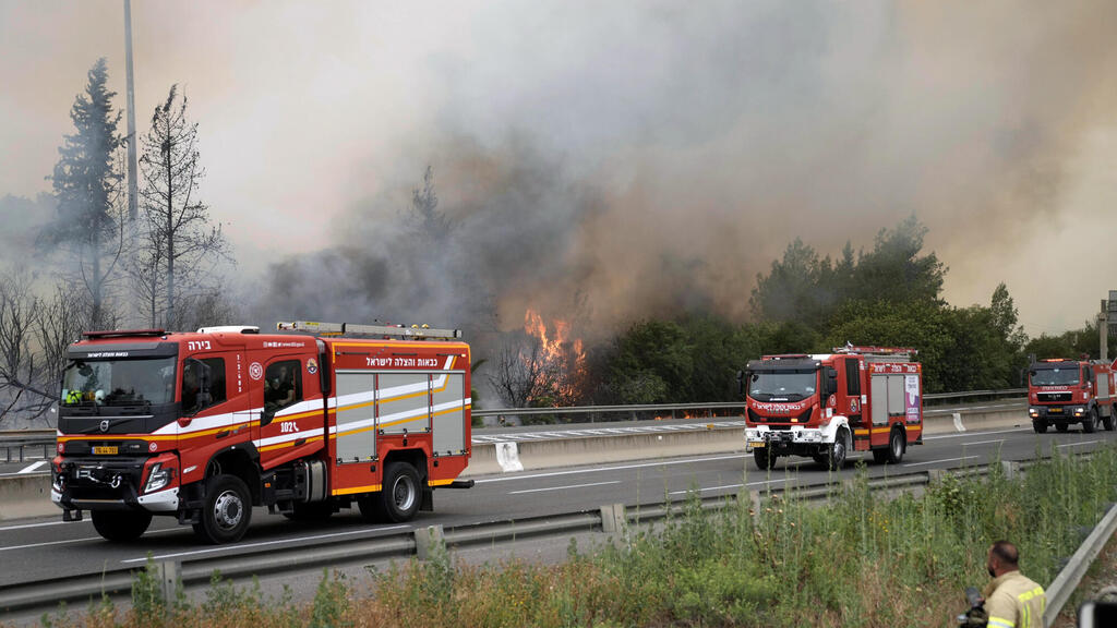 כבאיות בדרך לכבות את השריפות בחודש אפריל בהרי ירושלים (צילום: AP Photo/Mahmoud Illean) שריפה שריפות ב הרי ירושלים כיבוי אש כבאית 30.4.25