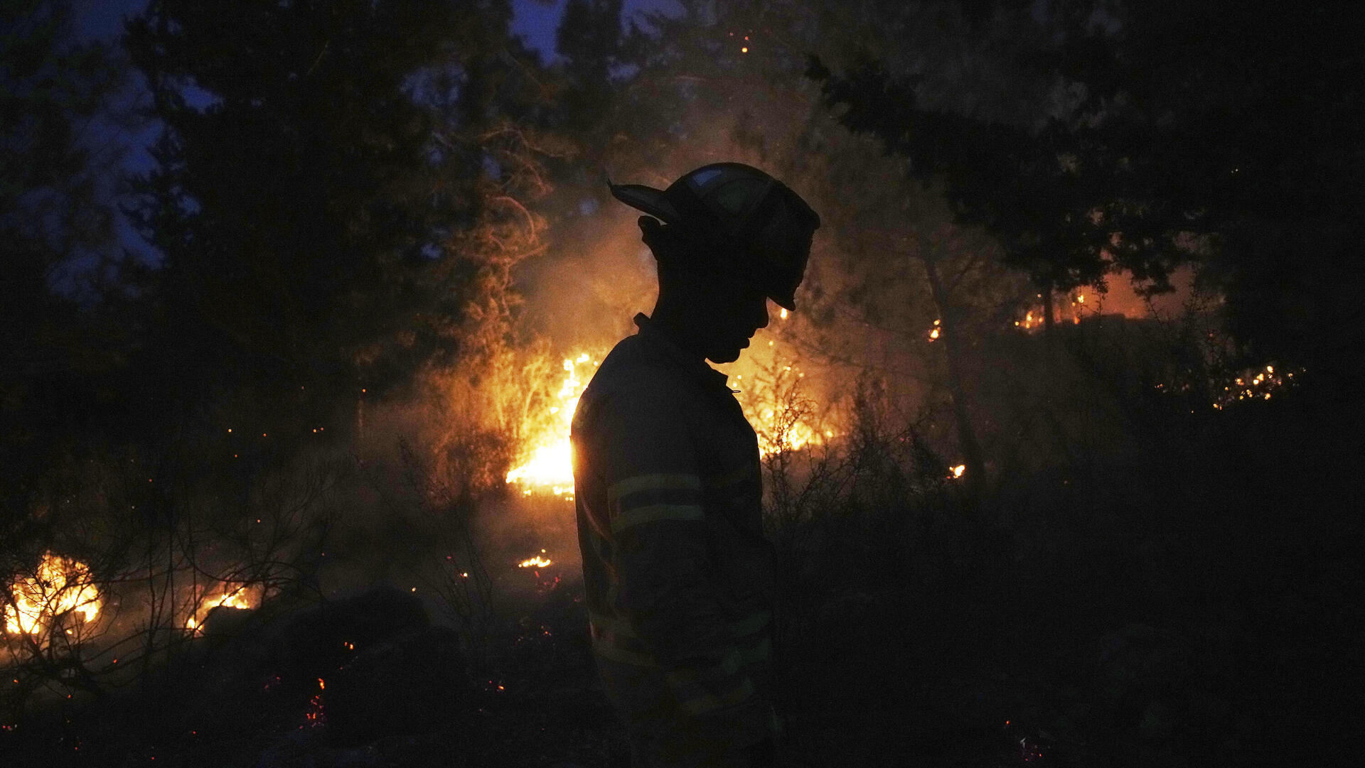 כבאי בשריפה בהרי ירושלים