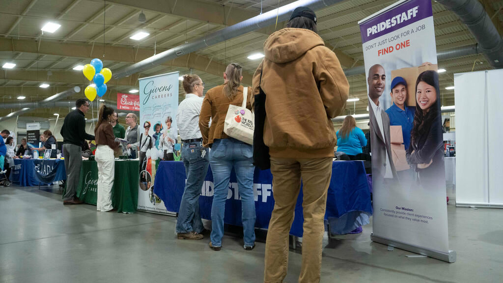 יריד תעסוקה בצפון קרוליינה ארה"ב אבטלה משרות דרושים אפריל 2025 (צילום: בלומברג) יריד תעסוקה בצפון קרוליינה ארה"ב אבטלה משרות דרושים אפריל 2025