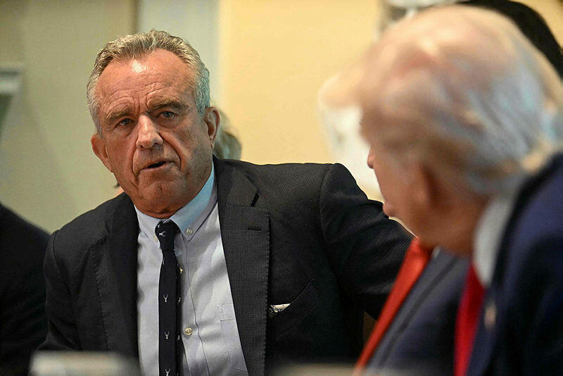 רוברט קנדי ג'וניור שר הבריאות של ארה"ב עם נשיא ארה"ב דונלד טראמפ אפריל 2025