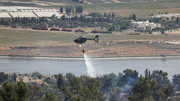 מסוק מכבה שריפה ליד ירושלים