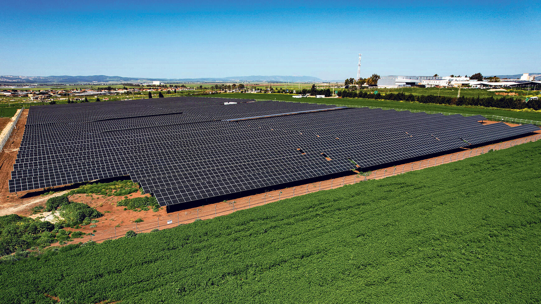 לוחות סולאריים בשדה חקלאי.