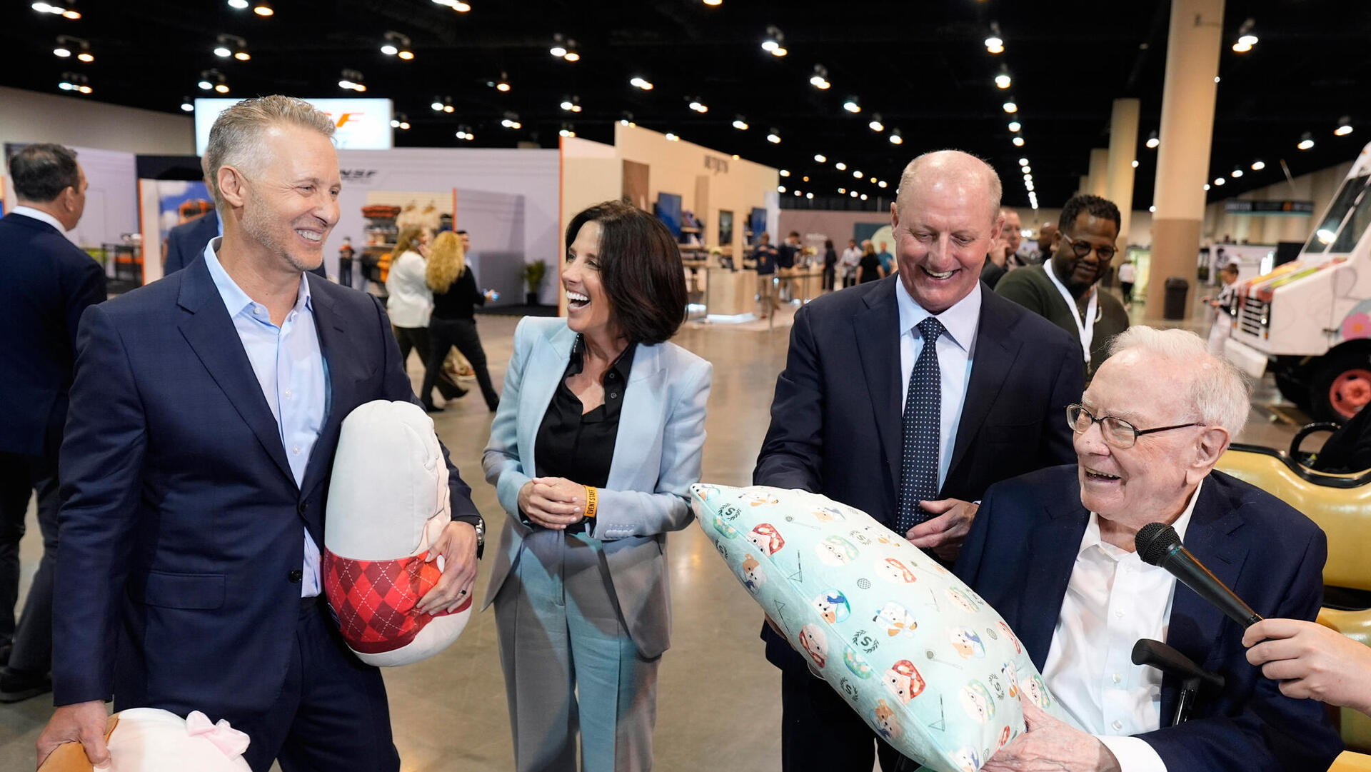 מימין וורן באפט גרג אבל ו מנהלי Jazwares שבבעלות ברקשייר