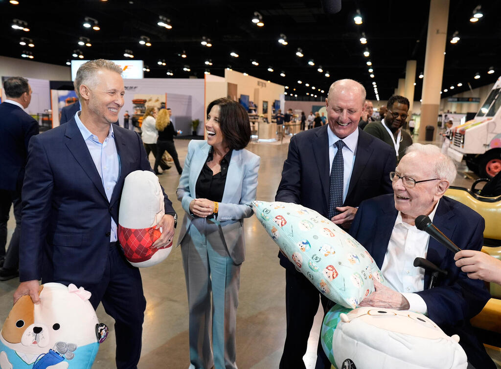 מימין וורן באפט גרג אבל ו מנהלי Jazwares שבבעלות ברקשייר