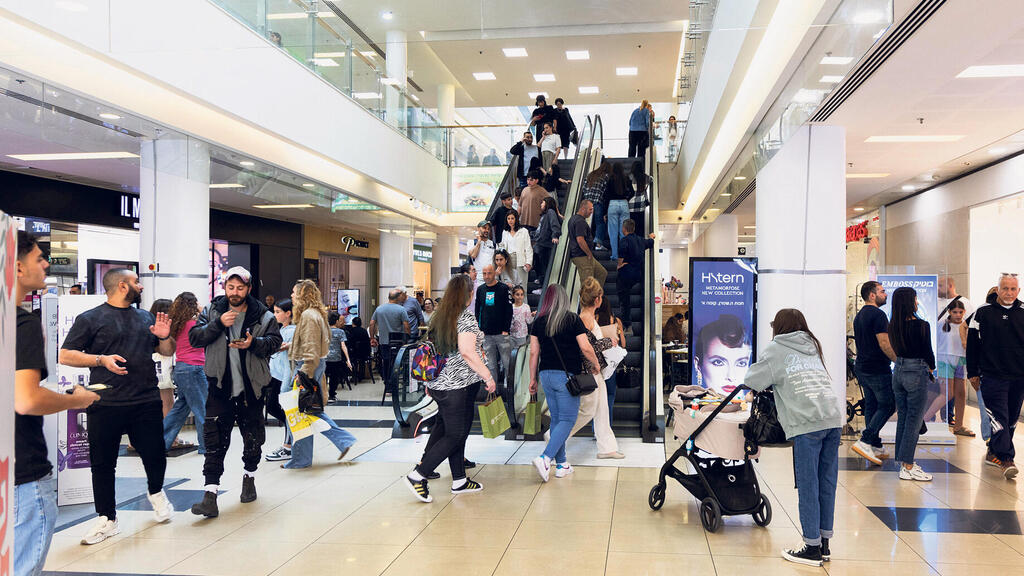 קונים בקניון הזהב בראשל"צ (צילום: אביגיל עוזי) קונים ב קניון הזהב בראשל"צ בפסח האחרון