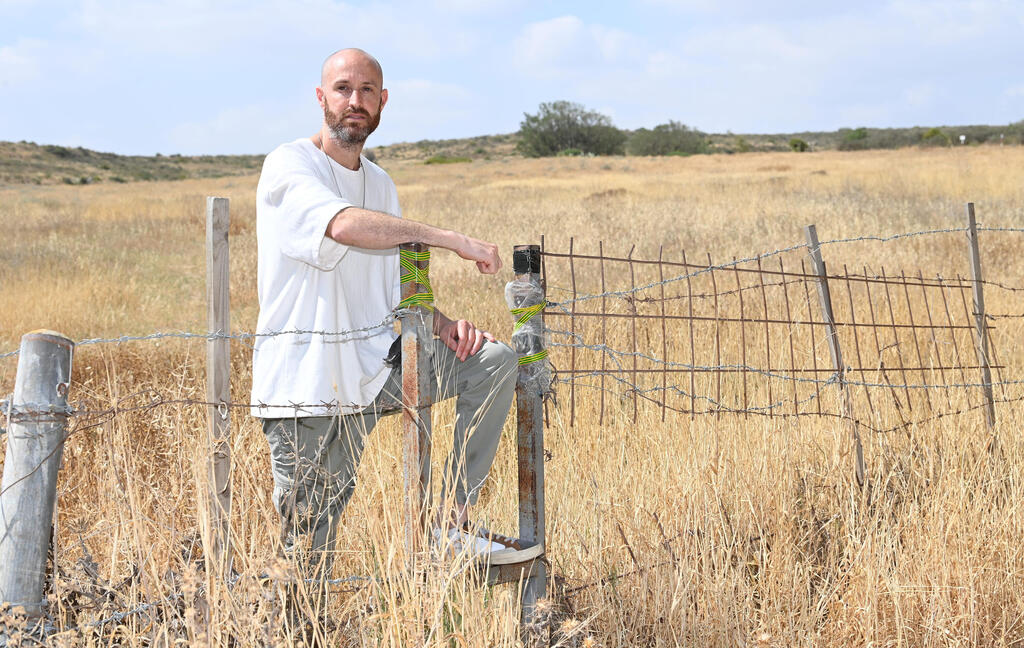 ג'ימבו ג'יי. ממשיך מסורת ותיקה של שירי כמעט־מחאה, כמו "כולם מדברים על שלום" או "לא פראיירים", שמבטאים ייאוש מ"המצב", אך מקבלים אותו כגזירה משמים