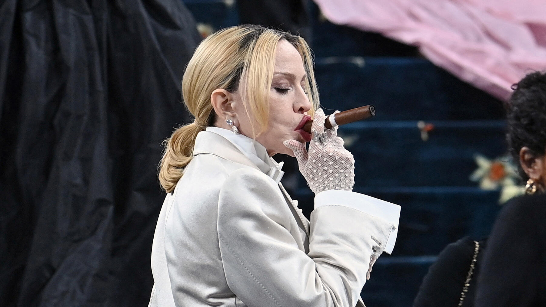 מדונה בטוקסידו בהיר של טום פורד וסיגר בפה פנאי