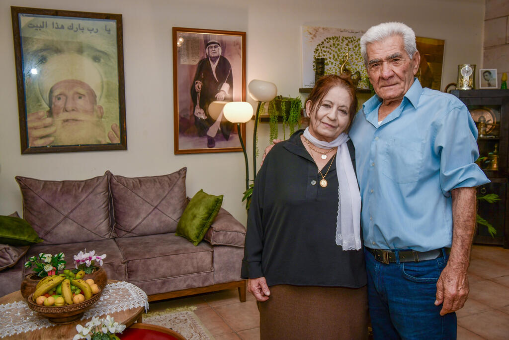 עוסמאת וסלווה חסון בביתם בדלית אל־כרמל. "הלוואי שיביאו פועלים דרוזים מסוריה לארץ, זה יהיה טוב לכולם", אומר חסון (צילום: נחום סגל) חסון ואינעאם חסון בביתם בדלית אל־כרמל. "תחת המשטר הדיקטטורי של אסד לדרוזים בסוריה היה ביטחון", אומר חסון