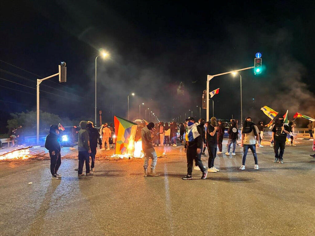 הפגנת הדרוזים בצומת עמיעד, ביום העצמאות. "זה שהגענו לצורך להפגין זה כבר כישלון. אם החברה הישראלית מעריכה חיי אדם ורואה בנו בעלי ברית, לא צריך להגיע להפגנות", אומר עמיד זאהר (צילום: ירון סקג׳יו) הפגנת הדרוזים בצומת עמיעד, ביום העצמאות. "זה שהגענו לצורך להפגין זה כבר כישלון. אם החברה הישראלית מעריכה חיי אדם ורואה בנו בני ברית, לא צריך להגיע להפגנות", אומר עמיד זאהר