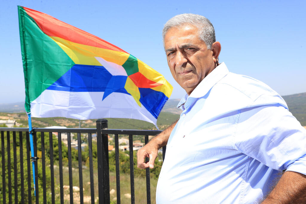 ראדי נג'ם בביתו בבית ג'ן. "במקום גשר לשלום נהפכנו להיות מאוימים מעצם היותנו דרוזים" (צילום: אלעד גרשגורן) ראדי נג'ם בביתו בבית ג'ן. "במקום גשר לשלום נהפכנו להיות מאוימים מעצם היותנו דרוזים"