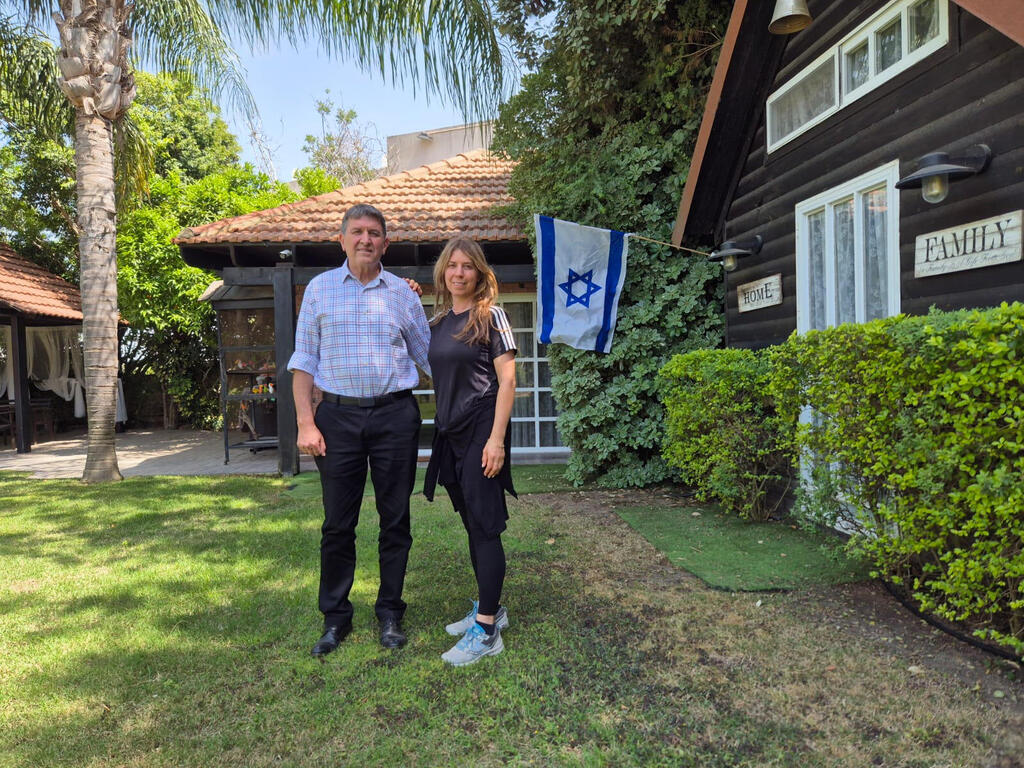 חסון ואינעאם חסון בביתם בדלית אל־כרמל. "תחת המשטר הדיקטטורי של אסד לדרוזים בסוריה היה ביטחון", אומר חסון (צילום: דיאנה בחור ניר) עוסמאת וסלווה חסון בביתם בדלית אל־כרמל. "הלוואי שיביאו פועלים דרוזים מסוריה לארץ, זה יהיה טוב לכולם", אומר חסון