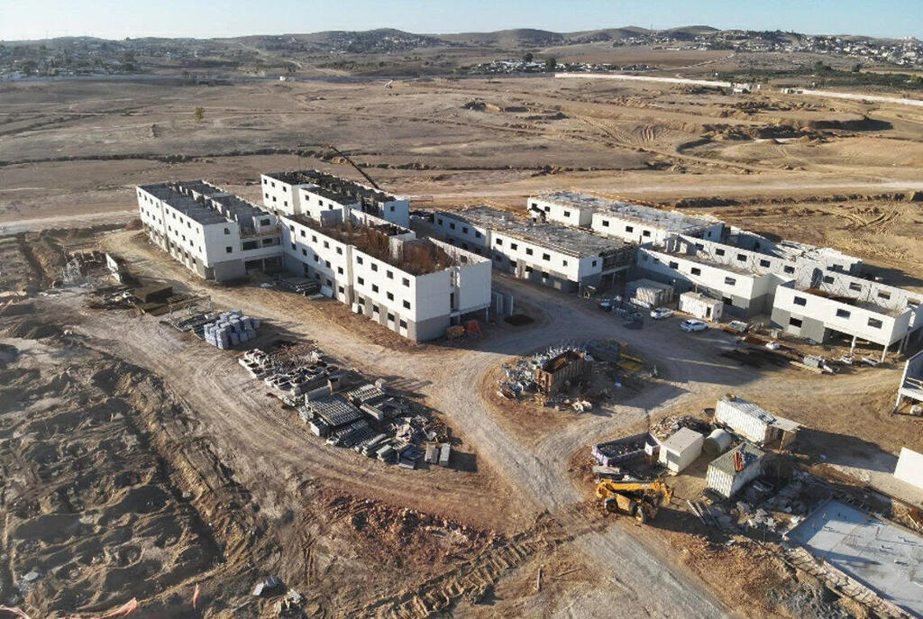 קריית המודיעין של צה"ל בנגב. דוגמה לאופן שבו תוכנית עם אינטרס לאומי מוצגת כפיתוח אזורי, בלי להציב יעדים בתחום (צילום: משרד הביטחון) קריית המודיעין שצה"ל מקים בנגב. דוגמה לאופן שבו תוכנית עם אינטרס לאומי מוצגת כפיתוח אזורי, בלי להציב יעדים בתחום