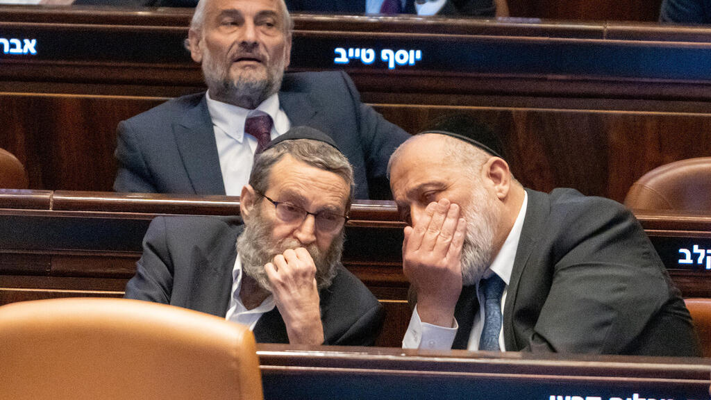 מימין אריה דרעי יו"ר שס משה גפני יו"ר יהדות התורה במליאת הכנסת