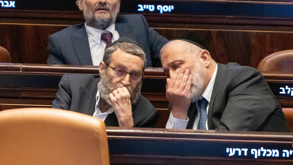 מימין אריה דרעי יו"ר שס משה גפני יו"ר יהדות התורה במליאת הכנסת