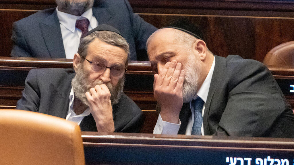 מימין אריה דרעי יו"ר שס משה גפני יו"ר יהדות התורה במליאת הכנסת