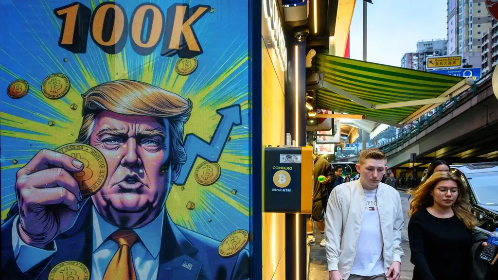 פרסומת בהונג קונג לביטקוין עם דמותו של הנשיא טראמפ (צילום: Mladen Antonov / AFP) פרסומת בהונג קונג ל ביטקוין עם דמותו של הנשיא טראמפ