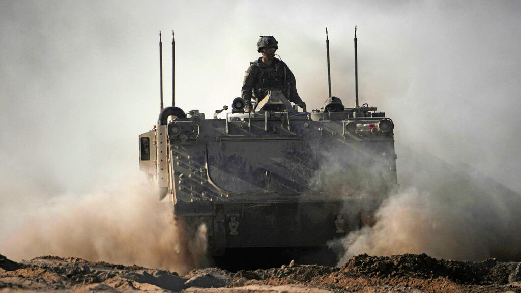 חיילי צה"ל מפנים נפגעים מעזה. "העלויות העקיפות בטיפול בפוסט־טראומה גדולות וחמקמקות" (צילום: Ariel Schalit/AP) חיילי צה"ל ברצועת עזה בשבוע שעבר