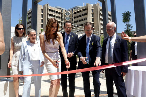 Mindy Gray and Israel President Isaac Herzog cut the ribbon following the $125 million donation by Jon and Mindy Gray to the Tel Aviv University Faculty of Medicine. Mindy Gray and Israel President Isaac Herzog cut the ribbon following the $125 million donation by Jon and Mindy Gray to the Tel Aviv University Faculty of Medicine.