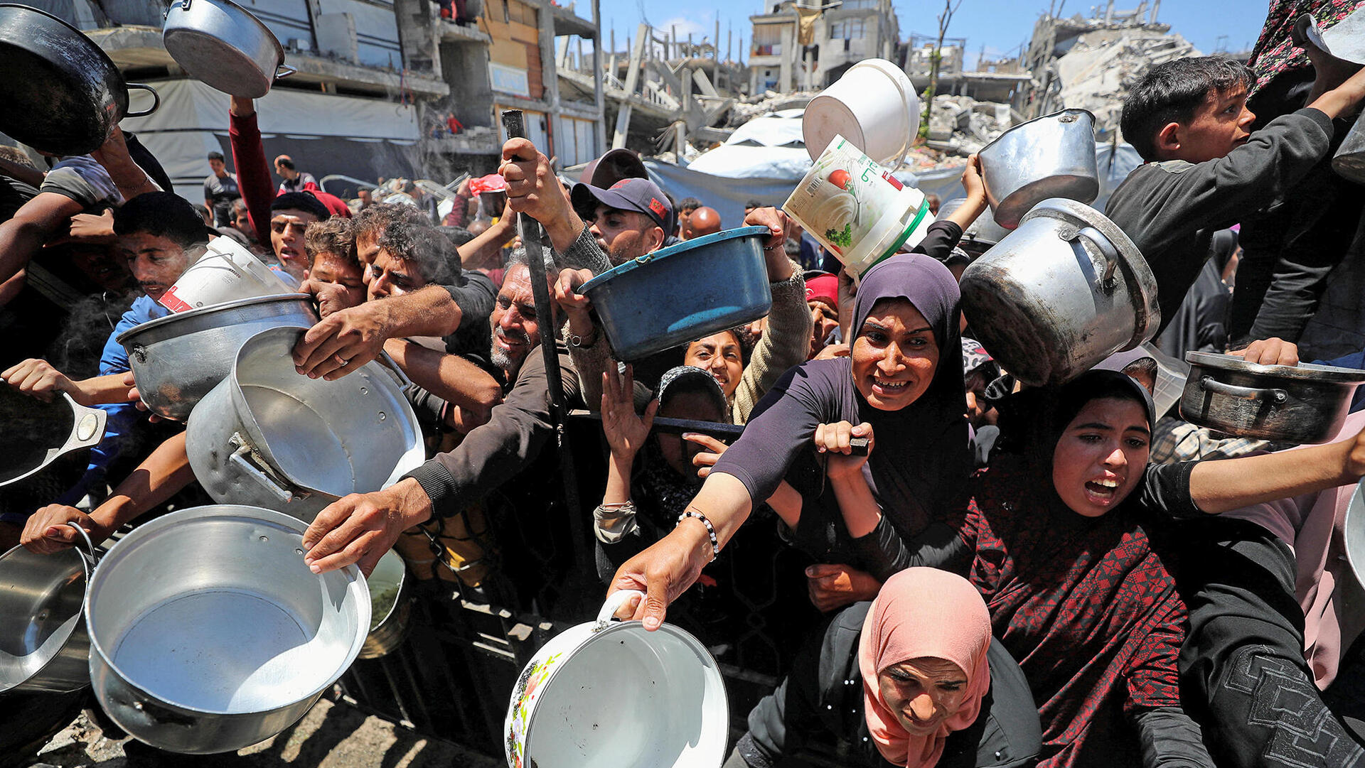 תור לחלוקת מזון ב עזה בשבוע שעבר