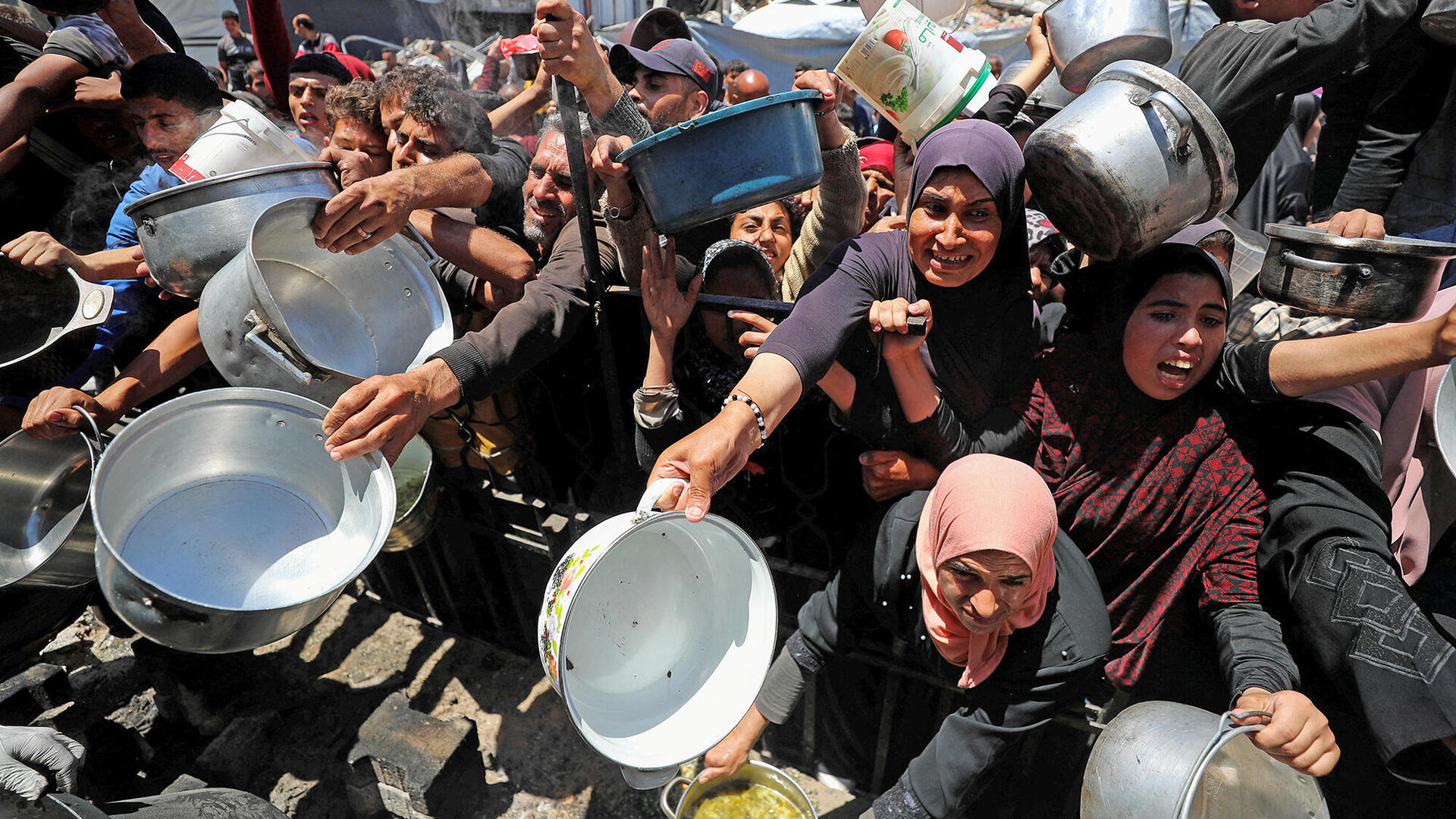 תור לחלוקת מזון ב עזה בשבוע שעבר