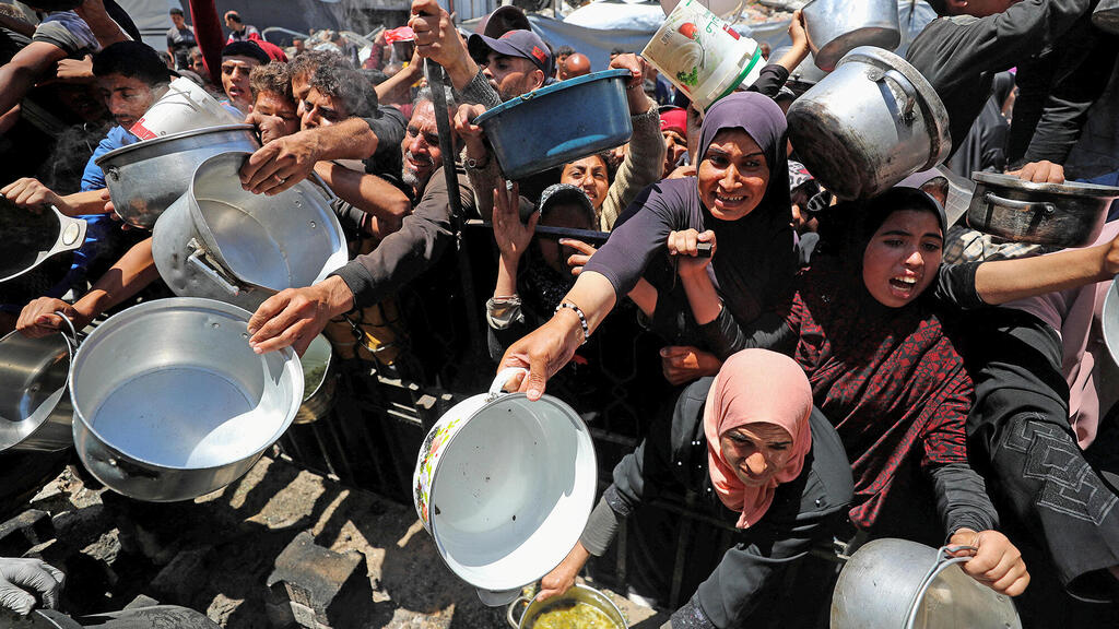 תור לחלוקת מזון בעזה. "אובדן רסן ואנושיות מהם לא נוכל להינקות" (צילום: Mahmoud Issa/Reuters) תור לחלוקת מזון ב עזה בשבוע שעבר