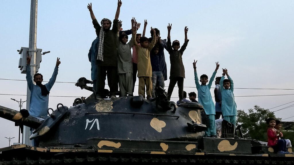 חוגגים ב פקיסטן את הפסקת האש עם הודו שהופרה אחרי כמה שעות