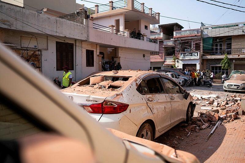 נזק למכוניות ליד המקום שהותקף על ידי פקיסטן בג'אמו שבקשמיר (צילום: Anindito Mukherjee/Getty Images) נזק למכוניות ליד המקום שהותקף על ידי פקיסטן בג'אמו שבקשמיר