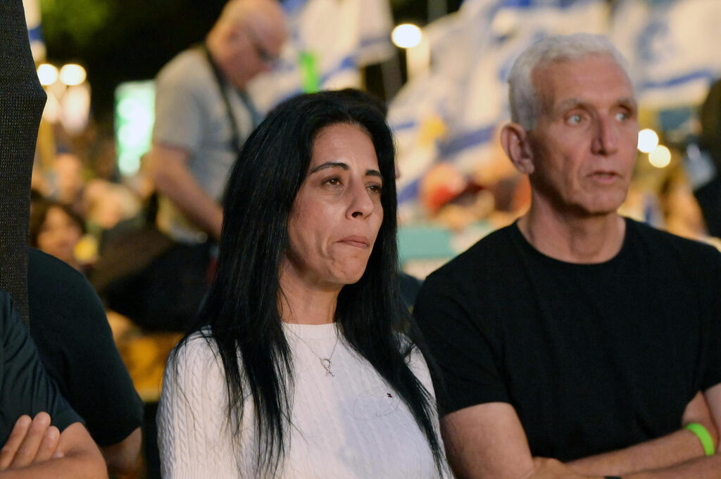 עינב צנקאוקר, אימו של החטוף מתן צנגאוקר, בעצרת בכיכר החטופים בתל אביב (צילום: יובל חן) עינב צנגאוקר אמא חטוף מתן צנגאוקר ב עצרת כיכר החטופים תל אביב שחרור חטופים שבי חמאס מלחמה חרבות ברזל