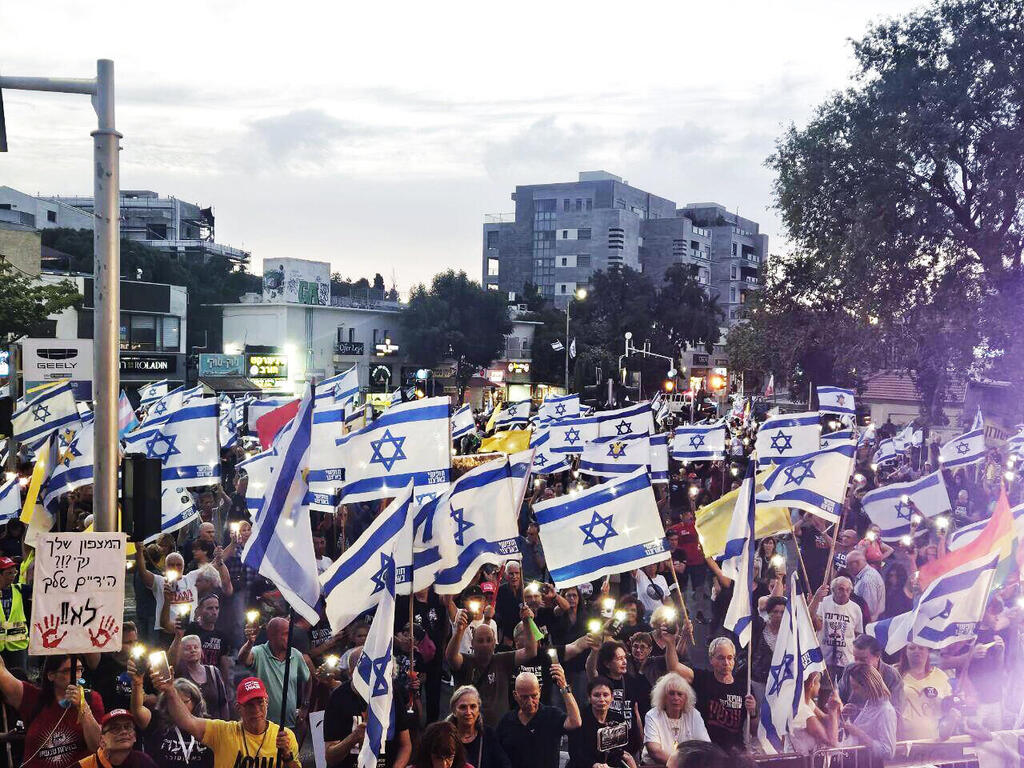 מפגינים הפגנה חיפה צומת חורב נגד הממשלה החזרת חטופים שבי חמאס מלחמה חרבות ברזל