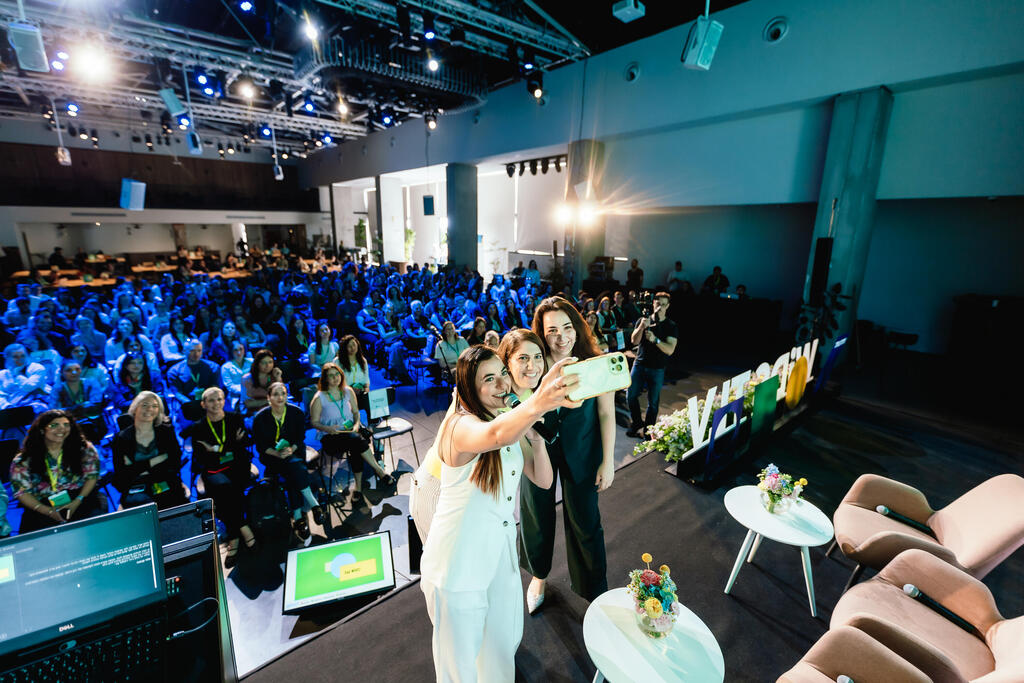  ריבוי כלי ה-AI משנה את פני השירות - איך זה משפיע על נשים במרכז העשייה?