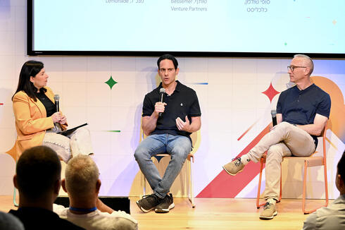 Adam Fisher (center) and Daniel Schreiber (far right) talk with Calcalist's Sophie Shulman. Adam Fisher (center) and Daniel Schreiber (far right) talk with Calcalist's Sophie Shulman.