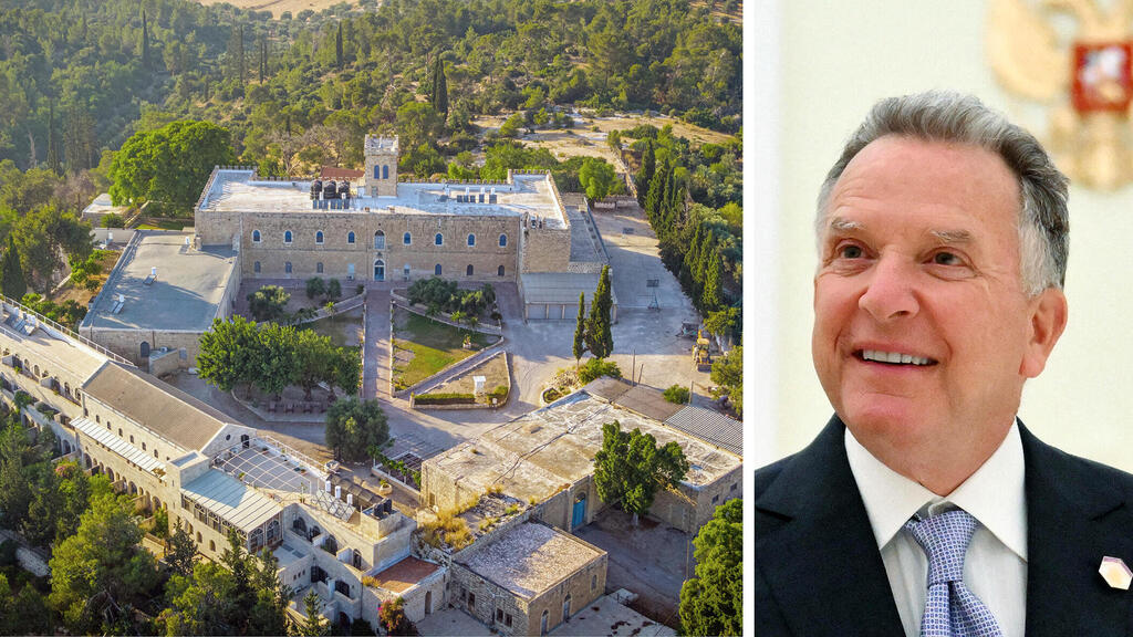 סטיב ויטקוף השליח המיוחד בממשל ארה"ב למזרח התיכון לצד המנזר הקתולי בית ג'מאל ליד בית שמש