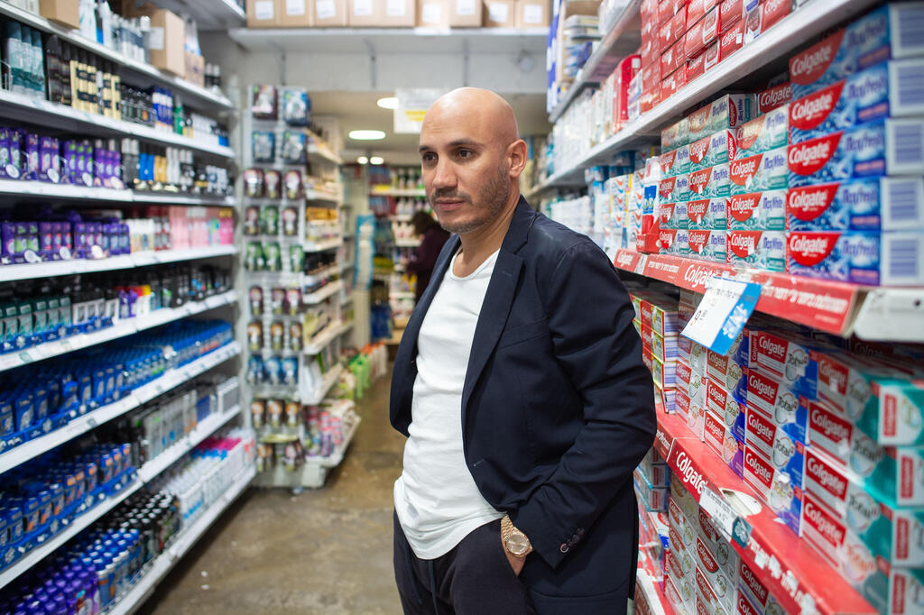 ליאור עדיקה בחנות הרשת בתלפיות