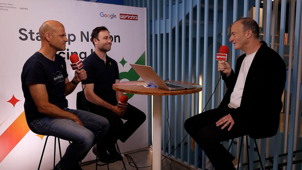 Yair Levy of Brain.space (left) and Ilay Marom of NaNose Medical (center) interviewed by Calcalist (Sinai David) אירוע גוגל וכלכליסט אולפן - יאיר לוי ו- עילי מרום