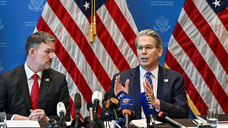 שר האוצר של ארה"ב סקוט בסנט ו נציב הסחר האמריקאי ג'יימיסון גריר במסיבת עיתונאים בג'נבה לאחר שיחות סחר עם סין הודיע על הפחתת מכסים הדדית ב-115% מלחמת סחר