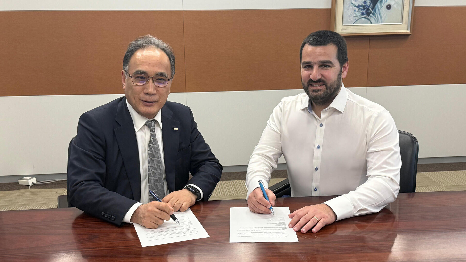 Kazuyuki Yoshimura of KDDI and Ido Susan of DriveNets sign a strategic partnership agreement