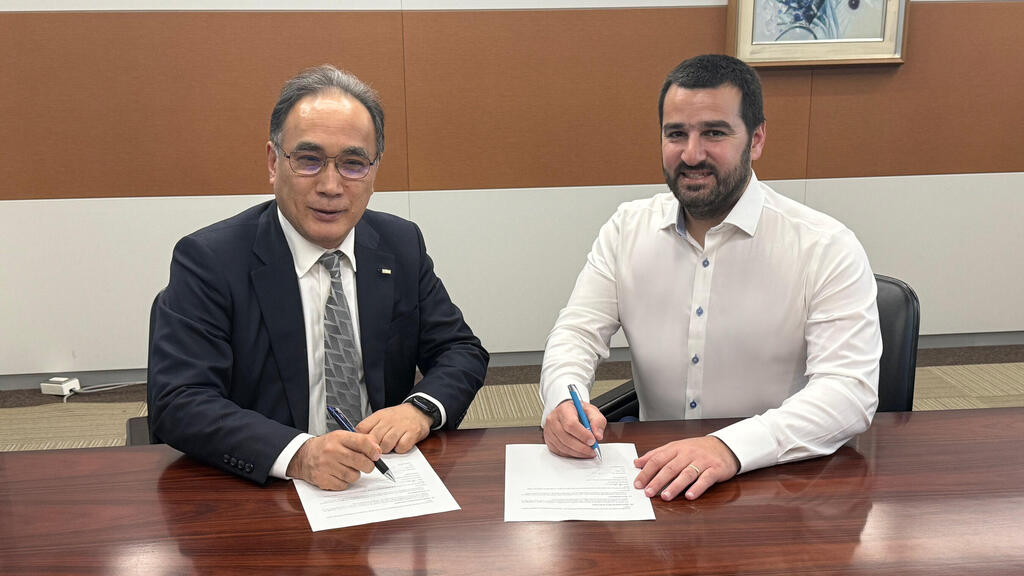 Kazuyuki Yoshimura of KDDI and Ido Susan of DriveNets sign a strategic partnership agreement