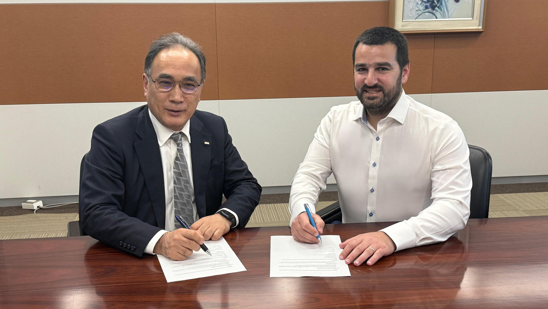 Kazuyuki Yoshimura of KDDI and Ido Susan of DriveNets sign a strategic partnership agreement