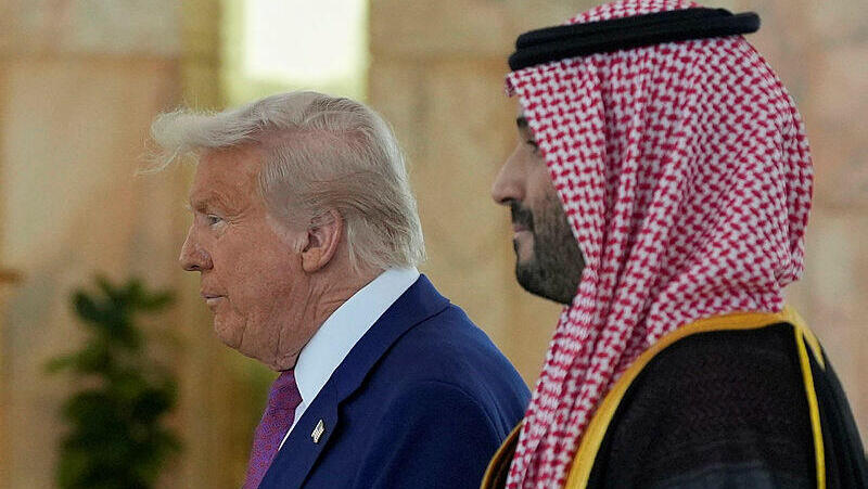 נשיא ארה"ב דונלד טראמפ ו יורש העצר הסעודי מוחמד בן סלמאן בשדה התעופה בריאד סעודיה 2 מאי 2025