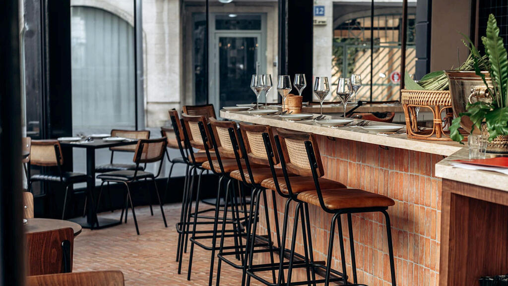 מסעדה בתל אביב. פעילות המשלוחים צומצמה בגלל הקושי לגייס עובדים תחת מטחי טילים (צילום: אסף קרלה) מסעדת קונתאי מסעדה תאילנדית חדשה בתל אביב של השף יוסי שטרית